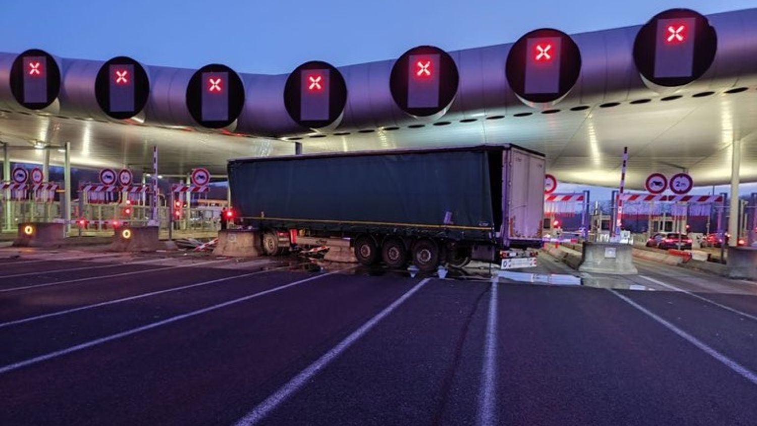 Un camion s’encastre dans le péage : huit voies bloquées à Saint-Arnoult-en-Yvelines